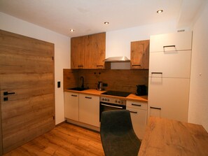 Cabinetry, Comptoir, Meubles, Bâtiment, Cuisine, Tiroir, Design Intérieur, Bois, Cuisinière, Appareil De Cuisine