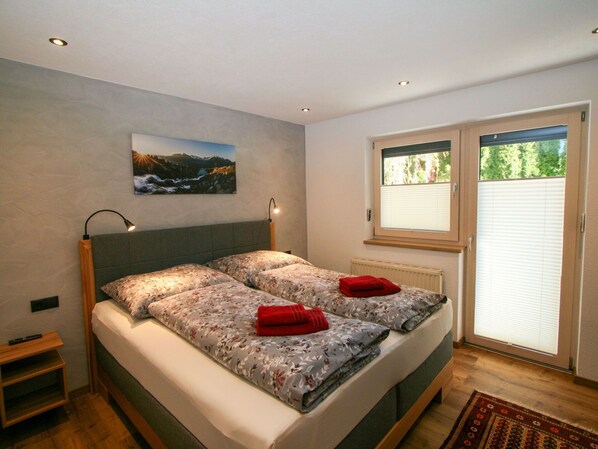 Propriété, Meubles, Confort, Cabinetry, Bois, Fenêtre, Design Intérieur, Sol, Cadre De Lit, Lit