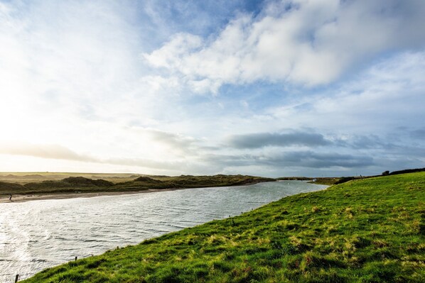 Dinas Bach Sea