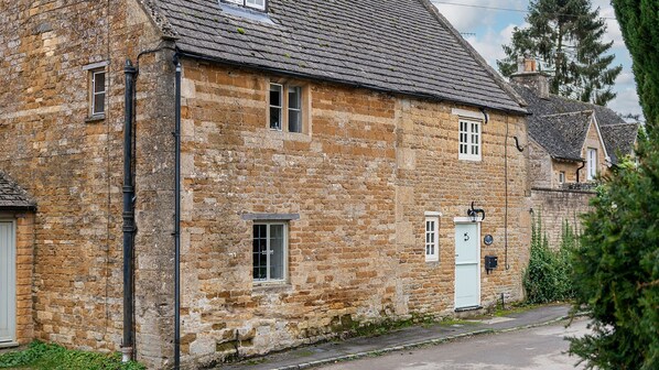 The picturesque golden stone of Wyck Cottage
