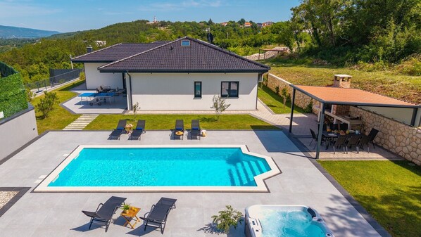 NEW! Villa Lauret 3 en-suite bedrooms, playground, Table tennis, PlayStation 5, Playhouse with slide and swing
