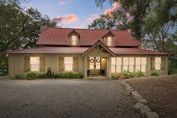 Welcome to Sunset Cove on Fish River!