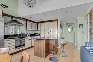 Fully equipped kitchen - Everything you need to cook a dinner or make a cocktail