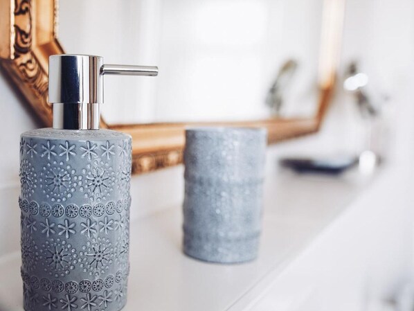 Bathroom amenities