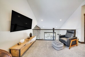 Loft | Flat-Screen TV w/ Cable | Free WiFi | Central Heat
