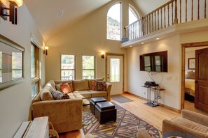 Living Room | Smart TV | Free WiFi | Vaulted Ceilings