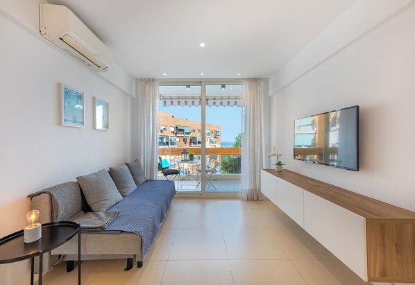 Beautiful 1 bedroom flat with living room, dining room, kitchen and a lovely balcony! (1)