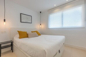 Beautiful 1 bedroom flat with living room, dining room, kitchen and a lovely balcony! (2)