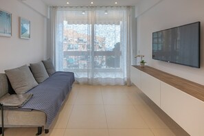 Beautiful 1 bedroom flat with living room, dining room, kitchen and a lovely balcony! (5)