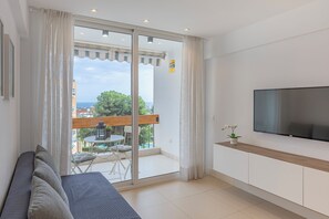 Beautiful 1 bedroom flat with living room, dining room, kitchen and a lovely balcony! (4)
