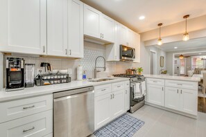 Kitchen | Single-Story Home | Free WiFi | Central A/C & Heating