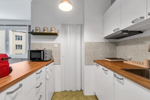 Kitchen with Microwave | Book Now with RENTUJEMY.COM
