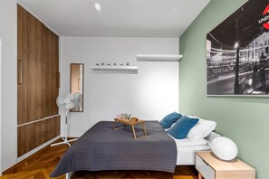 Queen Bed | Book Now with RENTUJEMY.COM
