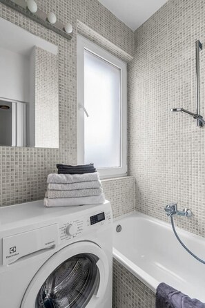 Bathroom with Tub and Washing Machine | Book Now with RENTUJEMY.COM