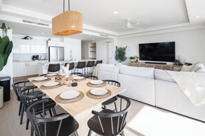KITCHEN & FAMILY ROOM VIEW 2