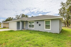 Home Exterior | Keyless Entry | 11 Mi to Rainbow Springs State Park