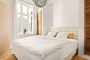 Legg deg til rette for en god natts søvn i dette flotte soverommet med king size-seng.