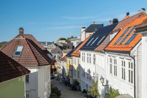 Koselige brosteingater rett utenfor dørstokken.