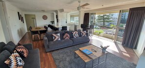 U7 LARGE LIVING