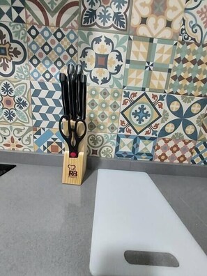 Juego de cuchillos y tabla para cortar