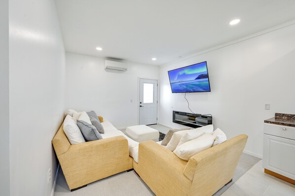 Oceanside Vacation Rental | 1BR | 1BA | 1,200 Sq Ft | Step-Free Access