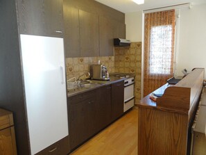 Cabinetry, Comptoir, Évier, Bâtiment, Evier, Cuisine, Bois, Robinet, Appareil De Cuisine, Sol