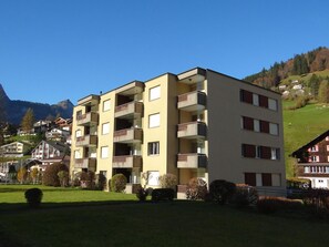 Bâtiment, Plante, Ciel, Propriété, Fenêtre, Arbre, Lot Terre, Design Urbain, Quartier, Zone Résidentielle