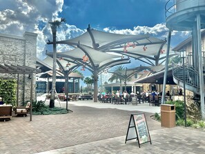 Sawgrass Grove Square - Restaurants, Bars & Nightly Entertainment!  4.6 Miles Away!