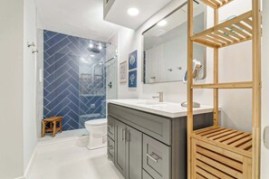 Ensuite bathroom with hall acess