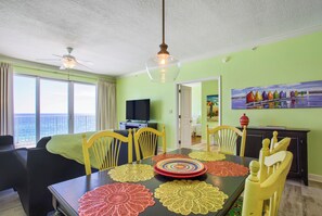 Open-Concept Living and Dining with room for 6 at the table