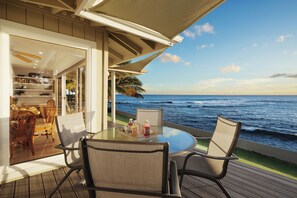 PRIVATE LANAI OCEANFRONT DINING