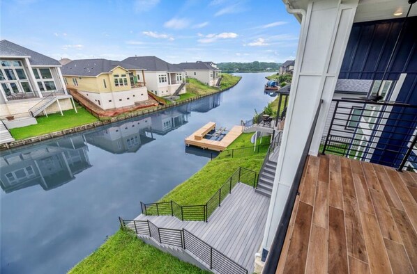  Beautiful canal views, right off the main Lake Conroe