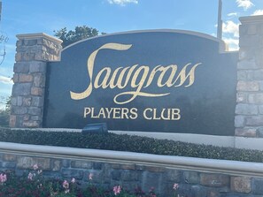 Turn here to enter Sawgrass private community. At the gate, ask for your pass.