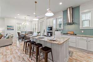 Awesome kitchen with lots of amenities