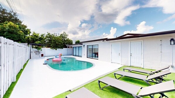 Nature, Outdoors, Yard, Pool, Water