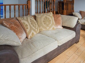 King size bedroom with sea views and ensuite bathroom | Bayview Cottage, Penzance