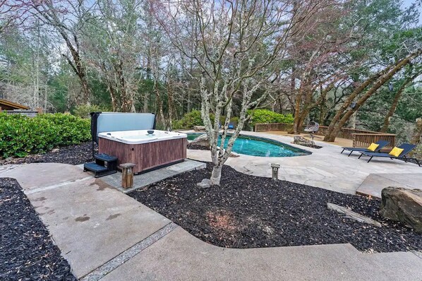 Outdoor spa tub