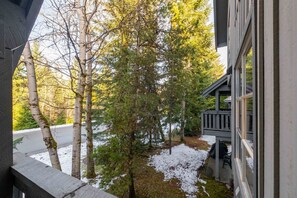 Private balcony: Forest view