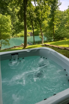 Outdoor spa tub