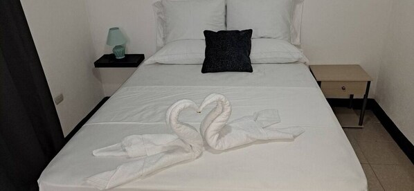 Hermosa cama Queem de alta calidad.