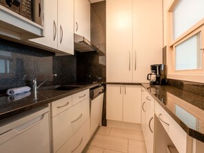 Cabinetry, Countertop, Sinken, Spüle, Eigentum, Zapfhahn, Gebäude, Herd, Küche, Fenster