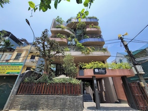 Vista frontal de la propiedad