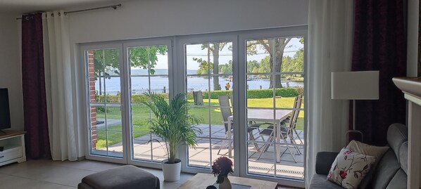 Blick auf die Terrasse und den See