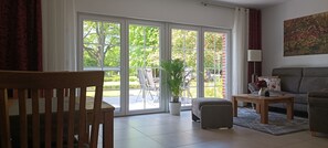 Die helle Fensterfront - Blick auf die Terrasse