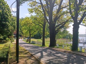 Blick auf den Uferweg direkt vor dem Garten