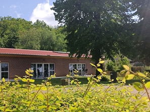 Das Ferienobjekt vom Uferweg aus