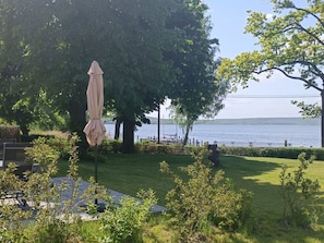 Die Terrassen vor den Ferienwohnungen mit Blick auf den Schwielowsee