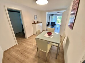 Esszimmer mit Zugang zum Schlafzimmer