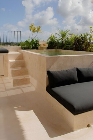 Outdoor spa tub