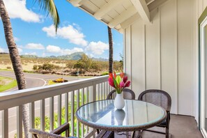 Amazing Lanai with comfortable chairs and table for your morning breakfast